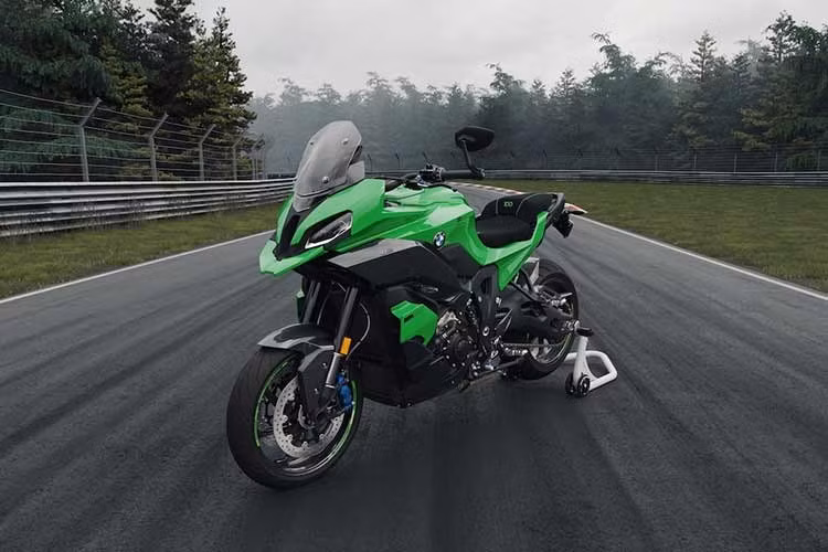 Mối liên hệ của BMW Motorrad với đường đua này bắt nguồn từ gần như chính thời điểm đường đua được xây dựng, với chiến thắng đầu tiên của thương hiệu tại Nürburgring vào năm 1927, chỉ một năm sau khi đường đua chính thức khai trương. Đường đua Nordschleife dài 20,8km với 73 khúc cua và những thay đổi độ cao đáng kể, vẫn là một trong những đường đua khắc nghiệt nhất thế giới.