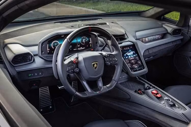 Tổng cộng, 6 phương tiện Lamborghini đã gia nhập đội xe của lực lượng Cảnh sát Quốc gia Italy "Polizia di Stato" trong hơn hai thập kỷ qua, góp mặt trong hơn 200 sứ mệnh vận chuyển nội tạng khắp nước Italy.