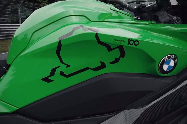 Gói trang bị còn được hoàn thiện với bộ ốp M Cover kit dành riêng cho BMW M 1000 RR và BMW M 1000 R, tấm thảm lót sàn môtô M độc quyền in logo 100 Jahre Nürburgring và một chân chống nâng cho bánh sau.