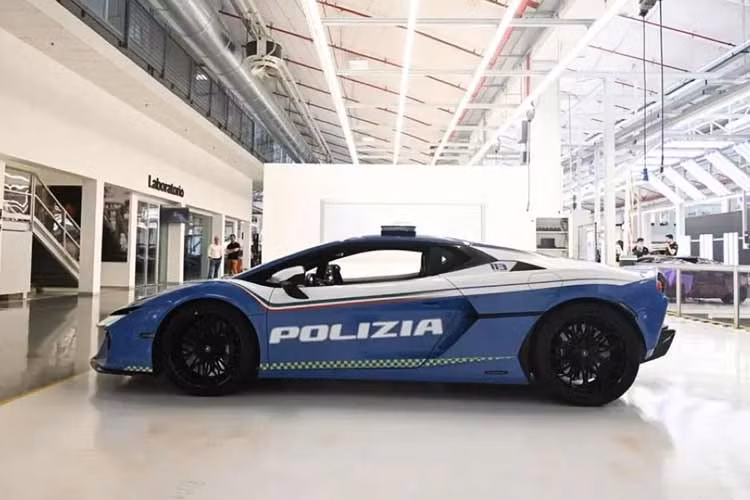 Với dòng xe mới này, Lamborghini và Cảnh sát Quốc gia Italy "Polizia di Stato" tiếp tục củng cố mối quan hệ hợp tác bắt đầu từ năm 2004. Hành trình này khởi nguồn từ chiếc Gallardo đầu tiên, ngay từ tháng 9/2004 đã thực hiện thành công chuyến vận chuyển nội tạng đầu tiên.