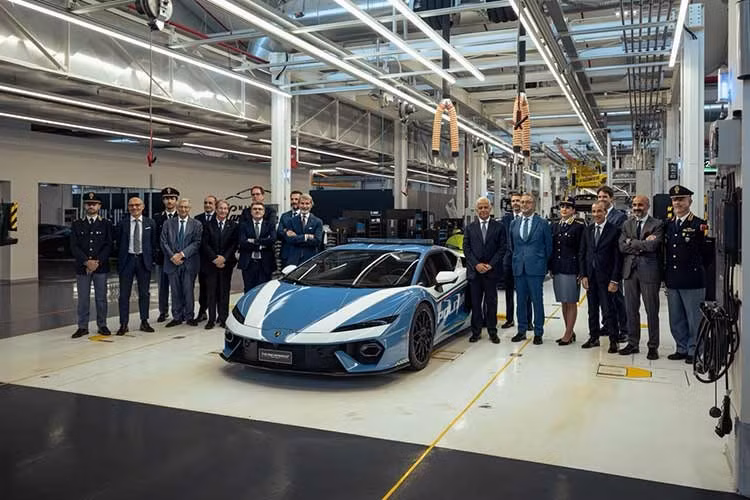 Lamborghini Automobili chính thức bàn giao siêu xe Temerario đến lực lượng cảnh sát quốc gia Italy "Polizia di Stato" tại đại bản dinh Sant’Agata Bolognese. Đánh dấu 22 năm hợp tác giữa Lamborghini và lực lượng cảnh sát quốc gia này.