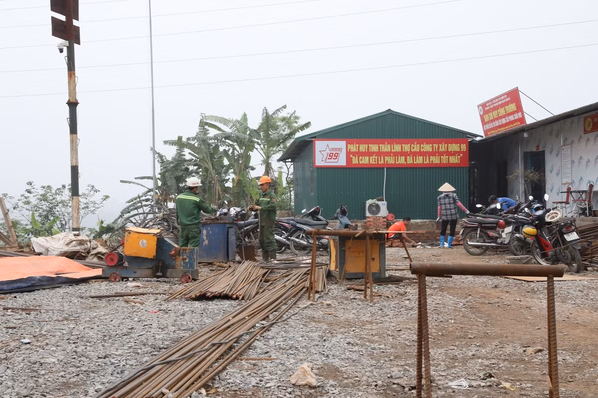 Cầu Phong Châu mới đang được đơn vị thi công triển khai gấp rút để đảm bảo các hạng mục công trình dưới nước được hoàn thành trước mùa mưa lũ năm nay.