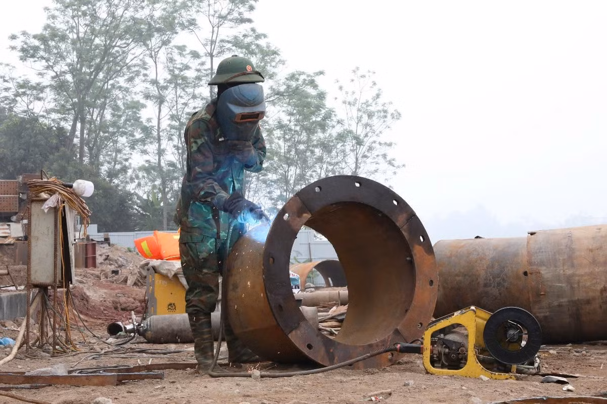 Đại diện đơn vị thi công cho biết, phấn đấu đến tháng 7/2025, đường dẫn bên phía Lâm Thao sẽ hoàn thành.