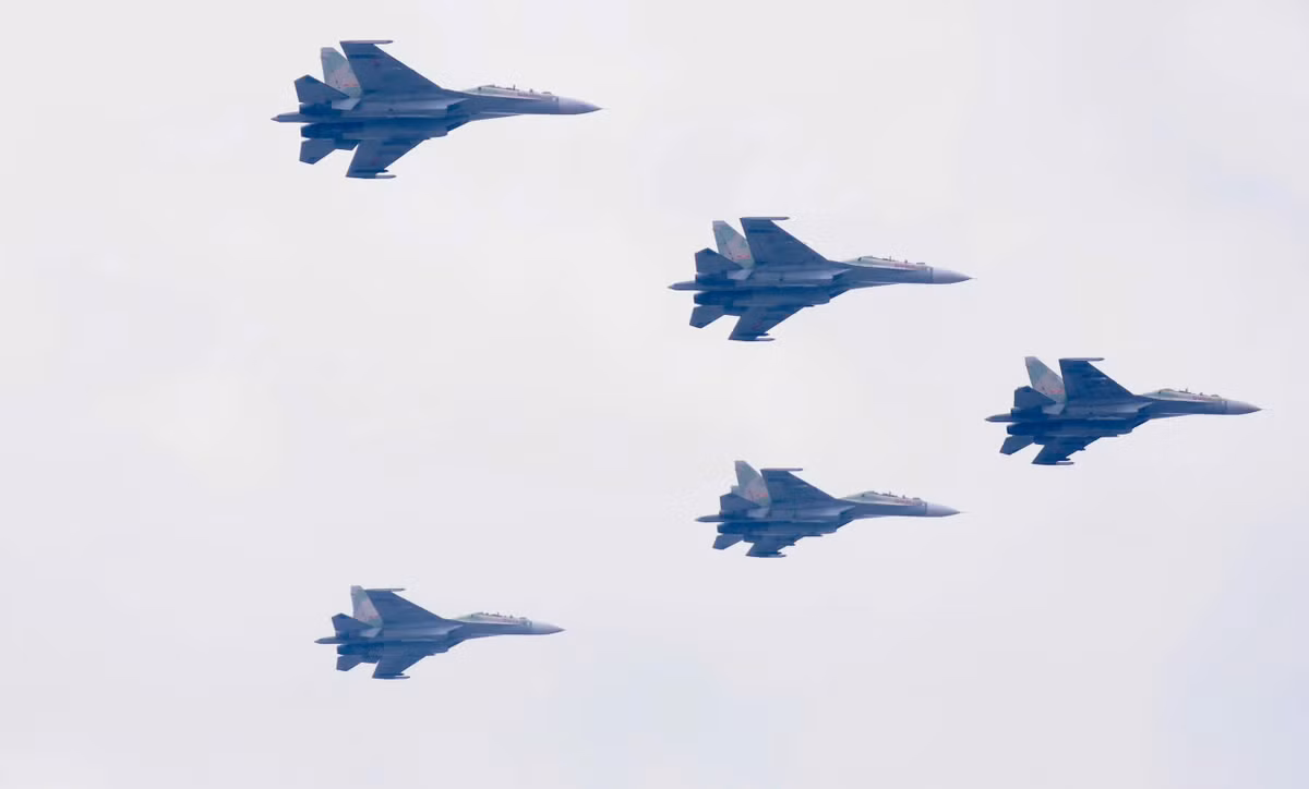 BIên đội 5 máy bay tiêm kích Su-30MK2 diễn tập bay theo đội hình mũi tên, chuẩn bị cho đại lễ A80.