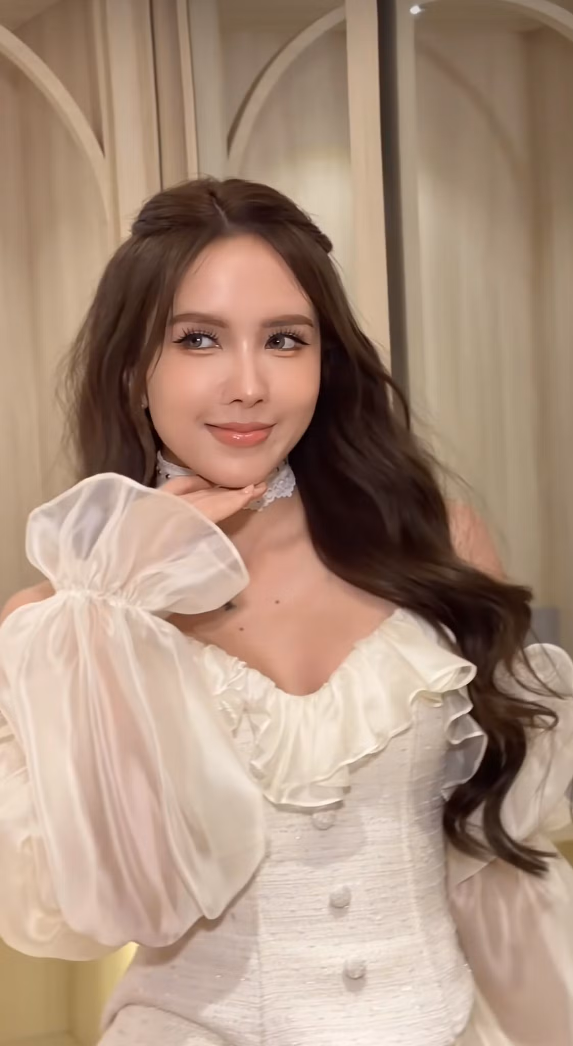 Từ mái bằng ngây thơ, mái thưa dịu dàng đến mái dài uốn nhẹ hay không mái cá tính, mỗi lần xuất hiện của Thiều Bảo Trâm đều nhanh chóng trở thành đề tài bàn luận sôi nổi. Dù ở phiên bản nào, nữ ca sĩ vẫn giữ được sức hút riêng nhờ nhan sắc ngày càng mặn mà, vóc dáng thon gọn và gương mặt xinh đẹp khó chê.