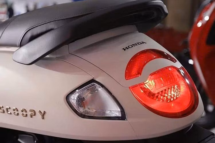 Không gian chứa đồ cũng được cải thiện: khu vực dưới tay lái có hai hộc để đồ, trong đó hộc bên trái có dung tích 4 lít, lớn hơn 1,3 lít so với thế hệ cũ, và được tích hợp cổng sạc Type-C. Xe sử dụng hệ thống khóa thông minh Smartkey, tăng tính tiện dụng và an toàn.