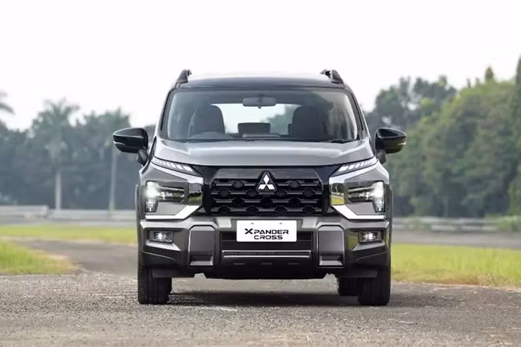 Cụ thể, Xpander và Xpander Cross 2026 vẫn giữ nguyên thiết kế tổng thể như phiên bản cũ. Để tạo cảm giác mới mẻ, hãng Mitsbishi đã bổ sung một số chi tiết ngoại thất cho xe như lưới tản nhiệt với thanh ngang màu bạc nối liền logo của hãng và các nan dọc bên dưới. Bên cạnh đó là cụm đèn pha màu khói, cản trước/sau và mâm hợp kim 17 inch với thiết kế 10 chấu mới.