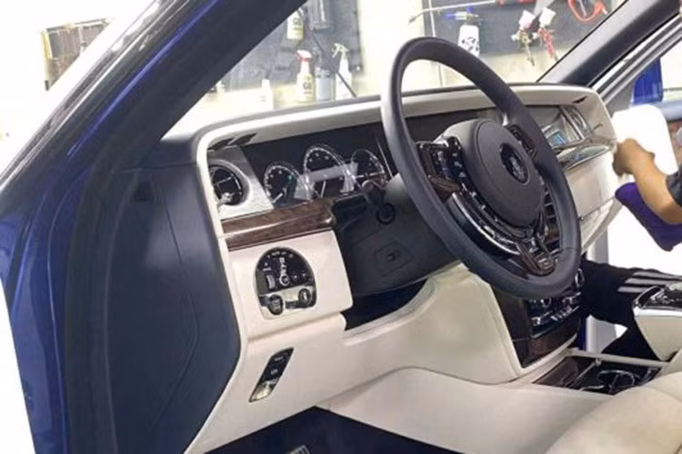 Nổi bật trong không gian nội thất là hệ thống đèn trần Starlight Headliner – một trong những trang bị biểu tượng của Rolls-Royce, được cấu thành từ hàng nghìn sợi quang học tạo hiệu ứng như bầu trời sao ban đêm. Ghế ngồi tích hợp tính năng sưởi và massage, mang lại sự tiện nghi và thoải mái tối đa cho người sử dụng.