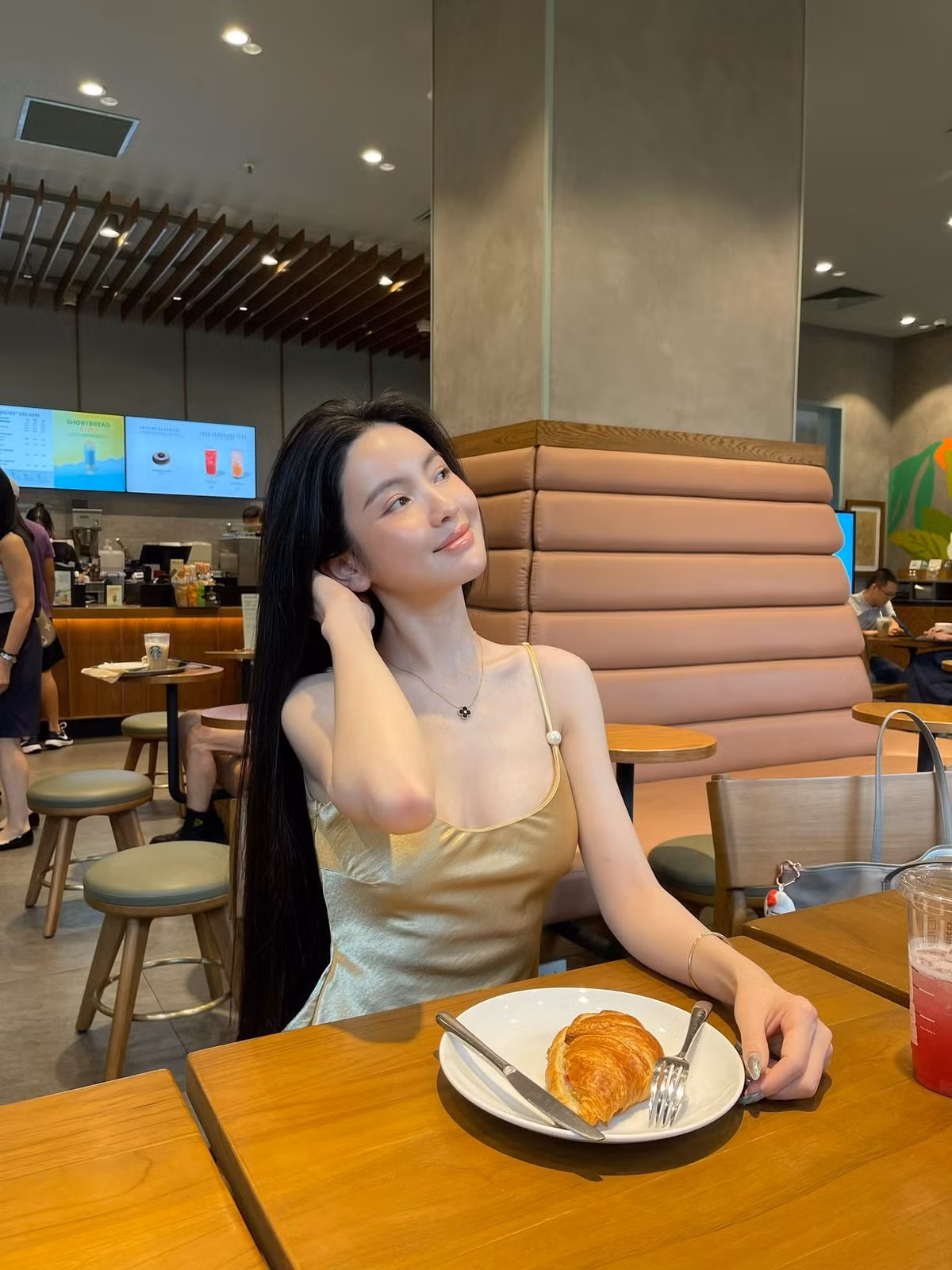 Trong loạt ảnh chia sẻ trên trang cá nhân, Chu Thanh Huyền diện áo yếm đơn giản nhưng vẫn tôn lên trọn vẹn đường cong mềm mại cùng làn da trắng sứ không tì vết.