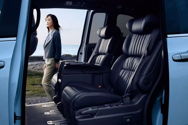 Trong khi đó, các đối thủ như Toyota Alphard có giá khởi điểm tương đương (5,1 triệu yên), nhưng trải dài đến hơn 8,8 triệu yên cho bản cao cấp, với nhiều tiện nghi sang trọng. Sắp tới, thị trường cũng sẽ đón nhận thế hệ mới của Nissan Elgrand, dự kiến ra mắt mùa hè 2026 – hứa hẹn tăng sức ép lên phân khúc MPV cỡ lớn.