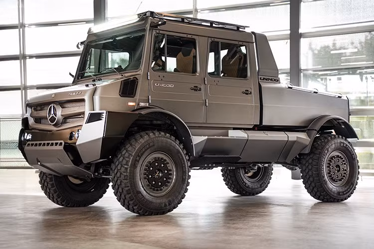 Nhân dịp năm 2026 là kỷ niệm 80 năm thành lập, Mercedes-Benz Special Trucks đã thực hiện một thử thách đặc biệt là hợp tác cùng Hellgeth Engineering chế tạo chiếc Unimog off-road mạnh mẽ nhất từ trước đến nay dành cho phân khúc sang trọng, với hiệu suất cải thiện và dễ dàng mở rộng với các tính năng đặc biệt.