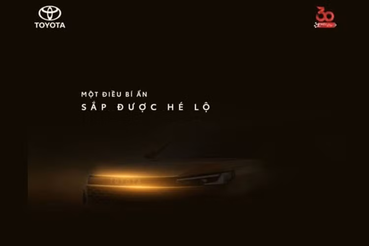 Toyota Việt Nam hiện đã bắt đầu hé lộ về một mẫu xe mới dự kiến sẽ ra mắt vào tháng 1/2026 trên các kênh truyền thông mạng xã hội. Từ hình ảnh hãng hé lộ, 100% mẫu xe này sẽ là bán tải Toyota Hilux 2026. Trong hình ảnh đi kèm thông báo, có thể nhận ra phần đầu đặc trưng của Hilux thế hệ mới.