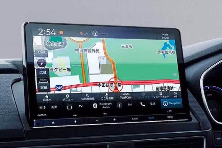 Odyssey e:HEV 2026 hiện được phân phối tại Nhật với giá từ 5.086.400 đến 5.450.500 yên (tương đương 32.800 – 35.200 USD, khoảng 855 đến 918 triệu đồng). Mức giá này cao hơn đáng kể so với trước nhưng không đi kèm các trang bị mới nổi bật.