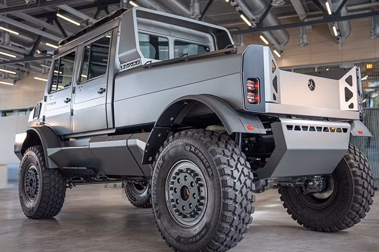 Nhà sản xuất đặt ra tiêu chuẩn mới trong phân khúc, Unimog đáp ứng mong muốn lâu năm của nhiều khách hàng Unimog trên toàn cầu như bổ sung khả năng off-road gần như vô song trong nhiều thập kỷ của Unimog với công suất lớn hơn và thiết kế đặc trưng.