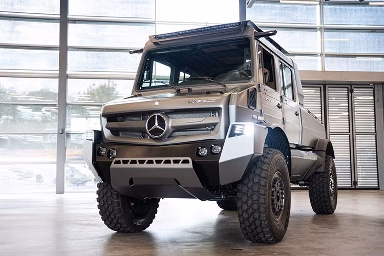 Ngoại thất nổi bật của Unimog lấy cảm hứng từ SUV, gồm lớp sơn xám mờ, mâm beadlock nhôm và hệ thống chiếu sáng đặc trưng với đèn pha LED hiện đại.