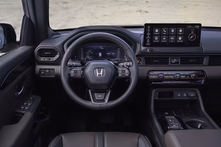 Bên trong khoang nội thất, Honda Pilot 2026 trang bị màn hình cảm ứng trung tâm HD kích thước 12,3 inch, lớn hơn 37% so với thế hệ trước, cùng cụm đồng hồ kỹ thuật số 10,2 inch – tăng diện tích hiển thị lên 43%.