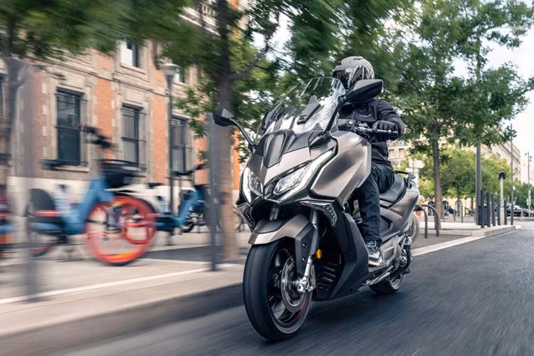 Mức giá bán Kymco AK550 2026 đã giảm 10.000 ringgit (khoảng 64 triệu đồng) so với phiên bản nhập khẩu được bán tại thị trường Đông Nam Á này từ năm 2024. Nhờ mức giá hợp lý, chắc chắn, xe sẽ tạo ra sức cạnh tranh tốt so với các đối thủ cùng phân khúc.