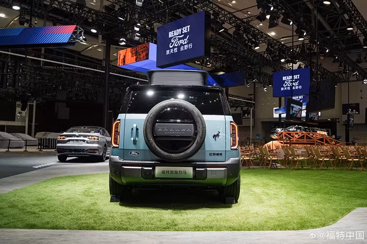 Bronco Basecamp sở hữu thiết kế pha trộn giữa Bronco cỡ lớn tại Mỹ và Bronco Sport nhỏ gọn hơn. Tuy nhiên, kích thước của mẫu xe này lại lớn hơn cả hai người anh em đang bán tại Mỹ. Cụ thể, Bronco Basecamp mới sở hữu chiều dài lên đến 5.025 mm và chiều dài cơ sở 2.950 mm. Như vậy, xe dài hơn 101 mm so với Ford Everest hiện đang bán tại Việt Nam.