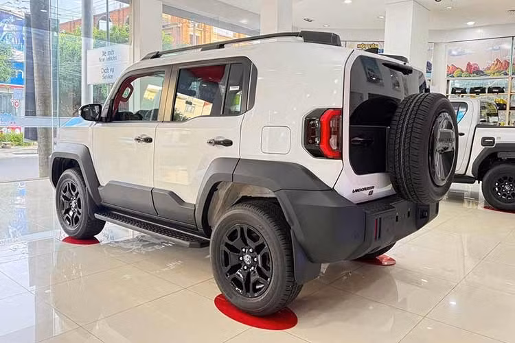 Với những khách hàng muốn nhận xe sớm hơn thì phải mua thêm gói phụ kiện trị giá khoảng 50 triệu đồng tại đại lý. Những phụ kiện này gồm vè che nắng, phim cách nhiệt, khay hành lý, thảm sàn, camera hành trình,... Việc xe Toyota đội giá tại đại lý đã không còn là chuyện hiếm gặp ở Việt Nam.