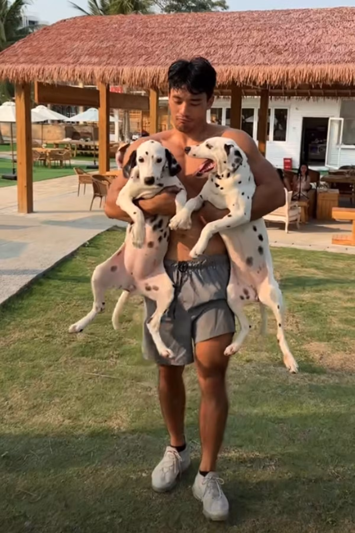 "Đúng là tâm sinh tướng, đẹp người, đẹp cả nhân cách","Anh ấy có trách nhiệm và còn đẹp trai nữa, anh đã có người yêu chưa?", "Cho tôi liên hệ của anh Li, tôi cũng muốn nhảy xuống biển", dân mạng hài hước bày tỏ.