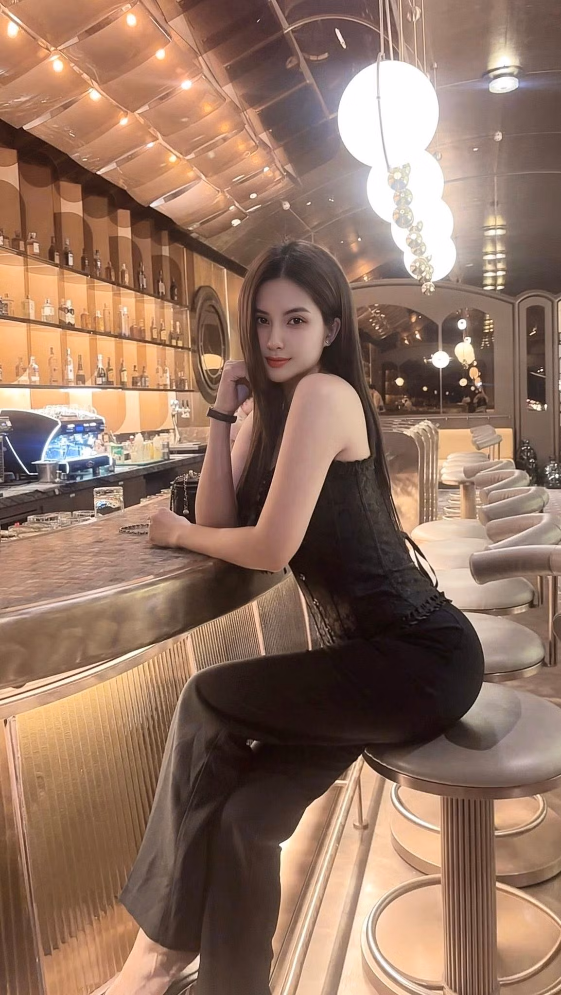 Theo dõi trang cá nhân của nữ diễn viên, có thể thấy dù bận bịu công việc và chăm bé Sol nhưng Thiên An vẫn dành thời gian, chăm chỉ tập luyện yoga để giữ dáng.