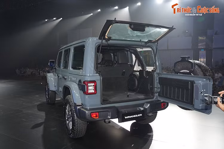 Jeep Wrangler 2026 tiếp tục sử dụng động cơ 4 xi-lanh, tăng áp, dung tích 2.0L, kết hợp với hộp số tự động 8 cấp và hệ dẫn động bốn bánh toàn thời gian đặc trưng của thương hiệu Mỹ. Trên phiên bản Rubicon, xe sở hữu hệ thống khóa vi sai cầu trước và sau, ngắt thanh cân bằng điện tử cùng chế độ Off-Road+.