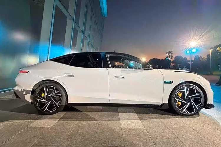 Riêng Lynk &amp; Co 10+ được trang bị lốp Michelin PS EV, đĩa phanh Brembo, cùm phanh bốn piston và bộ mâm rèn Lingfeng kích thước 21 inch với trọng lượng nhẹ hơn. Ở phía sau, mẫu xe Trung Quốc này đã được tinh chỉnh nhằm tạo sự đồng bộ với phần đầu xe.