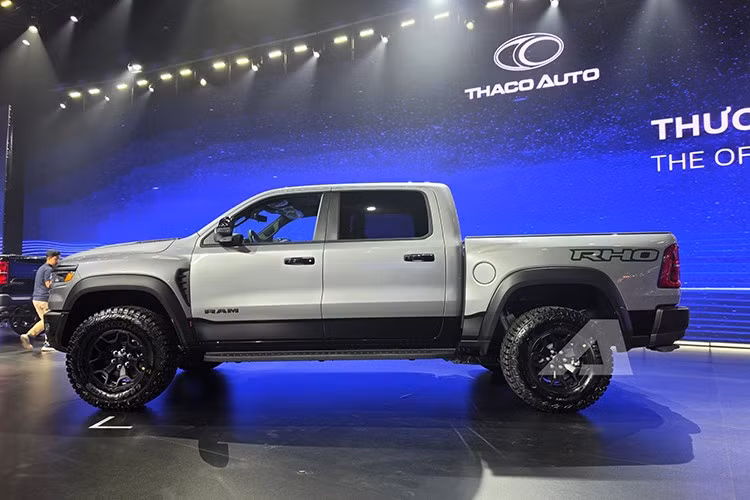Ram 1500 Rebel là đại diện hiếm hoi cho phân khúc bán tải full-size tại Việt Nam, sở hữu chiều dài tổng thể 5.903 mm và chiều rộng 2.062 mm - tức lớn hơn đáng kể so với thế hệ tiền nhiệm. Mẫu bán tải Mỹ sử dụng mâm hợp kim kích thước 18 inch sơn đen thể thao, kết hợp lốp đa địa hình All-Terrain.