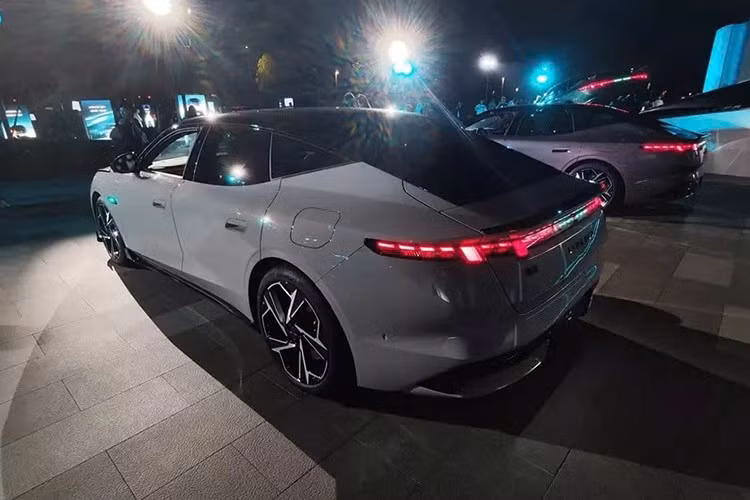 Xe đi kèm cánh gió sau chủ động dạng ẩn, tự động mở lên khi chạy ở tốc độ vượt quá 70 km/h. Phiên bản 10+ sử dụng cánh gió cỡ lớn bằng sợi carbon có thể điều chỉnh, tạo lực ép tối đa 109,1 kg xuống mặt đường. Cả Lynk &amp; Co 10 và 10+ đều có kích thước dài x rộng x cao lần lượt là 5.050 x 1.966 x 1.468 mm cùng chiều dài cơ sở 3.005 mm. Kích thước này mang đến không gian nội thất rộng rãi cho xe.