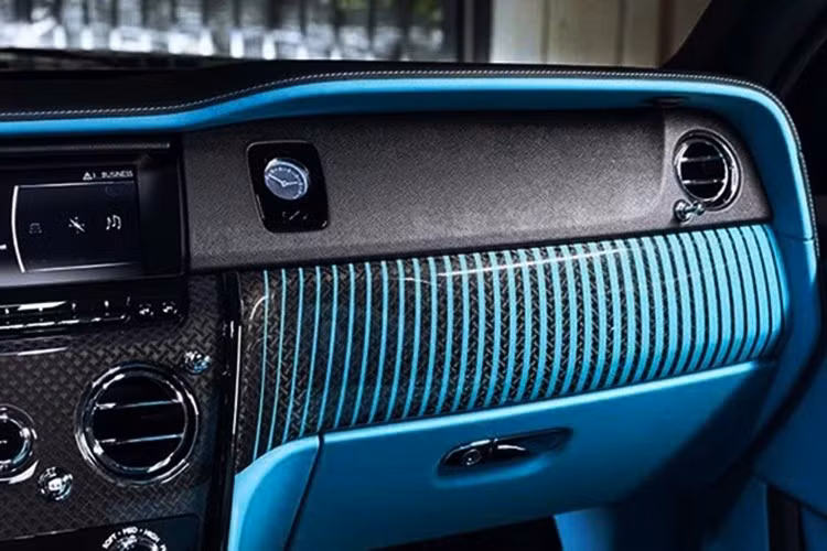 Bên trong Rolls-Royce Cullinan, các nhà thiết kế vẫn giữ lại nhiều nút bấm vật lý, tạo nên phong cách sang trọng cổ điển và tinh tế. Để nhấn mạnh chủ đề nghệ thuật dành riêng cho thị trường Trung Quốc, các họa tiết bích họa được tái hiện trên ghế ngồi thông qua kỹ thuật đục lỗ tinh xảo.