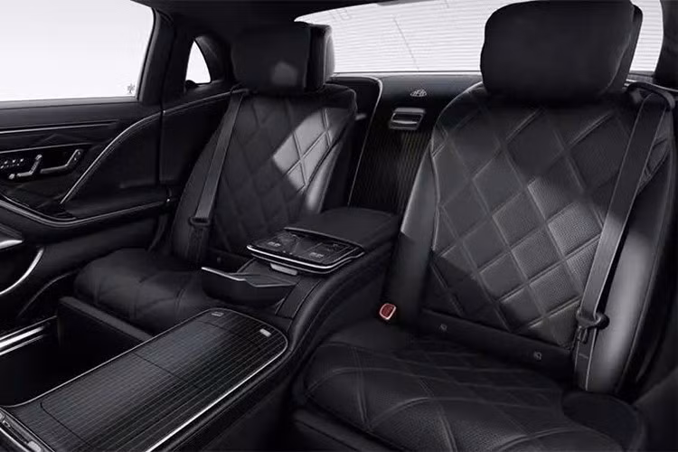 Riêng Mercedes-Maybach S 580 e Night Series 2026 sở hữu những chi tiết ngoại thất độc quyền như gói trang trí Dark Shadow Gloss màu đen bóng. Gói này bao gồm lưới tản nhiệt, cản trước/sau, tay nắm cửa, logo Maybach trên cột C, ốp gương chiếu hậu, ống xả và cột B đều sơn màu đen.