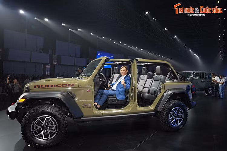Một trong những điểm tạo nên bản sắc riêng của Wrangler tiếp tục là khả năng tháo rời cửa và mui xe. Thiết kế này mang lại trải nghiệm lái mở đúng tinh thần xe việt dã Mỹ, đồng thời giúp chiếc SUV trở nên khác biệt hoàn toàn so với phần lớn SUV hiện đại hiện nay.