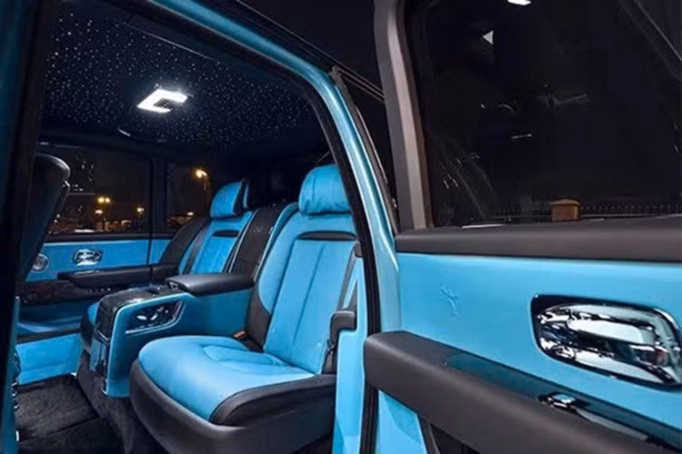 "Trái tim" của chiếc Rolls-Royce Cullinan màu xanh Vân Lam này vẫn là động cơ V12, tăng áp kép, dung tích 6.7L, sản sinh công suất tối đa 600 mã lực và mô-men xoắn cực đại 900 Nm. Đi kèm với là hộp số tự động 8 cấp và hệ dẫn động bốn bánh.