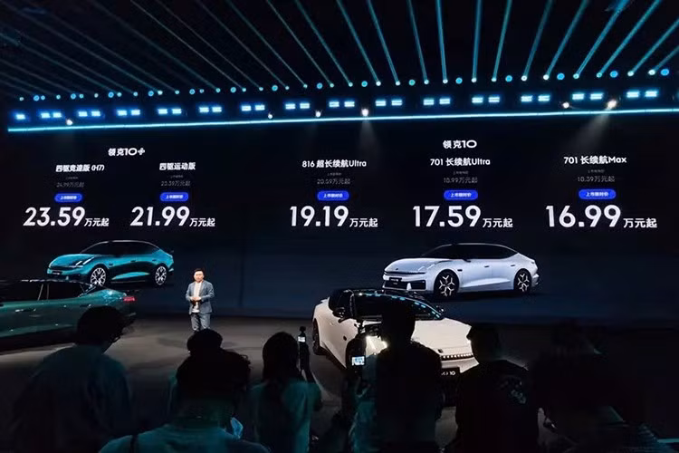 Không có gì bất ngờ khi dòng xe Lynk &amp; Co 10 tiếp tục được áp dụng ngôn ngữ thiết kế gia đình The Next Day với cụm đèn trước tách tầng. Xe được trang bị cản trước có thiết kế thể thao hơn và lưới tản nhiệt dạng vân nổi sắc cạnh lấy cảm hứng từ xe đua Lynk &amp; Co TCR. ​
