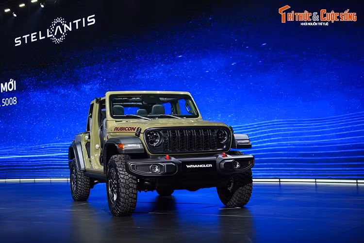 Jeep Wrangler 2026 ﻿Mẫu xe SUV địa hình Jeep Wrangler 2026 chỉ là phiên bản nâng cấp nhẹ (facelift) nên về thiết kế tổng thể, xe không có quá nhiều khác biệt với biến thể tiền nhiệm từng được phân phối bởi JVA. Cấu hình động cơ của xe vẫn giữ nguyên, nhưng giá bán các phiên bản lại thấp hơn khoảng 500 triệu đồng so với trước đây.