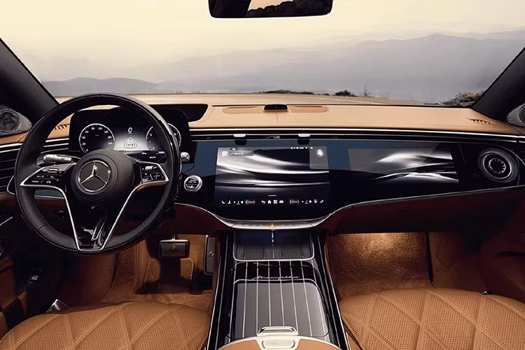 Tương tự ngoại thất, nội thất của mẫu xe sedan hạng sang Mercedes-Maybach S-Class 2026 ở Thái Lan cũng được nâng cấp ở mặt táp-lô với màn hình MBUX Superscreen. Xe được trang bị bảng đồng hồ kỹ thuật số 12,3 inch và màn hình cảm ứng trung tâm OLED 14,4 inch.