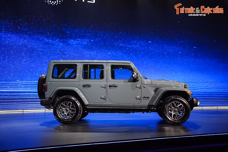 Mẫu SUV Wrangler 2026 không thay đổi quá nhiều so với đời trước mà chủ yếu tinh chỉnh theo hướng hiện đại hơn. Xe vẫn giữ kiểu dáng vuông vức đặc trưng với thân xe dạng hộp, lưới tản nhiệt 7 khe quen thuộc và các chi tiết đậm chất xe địa hình truyền thống.