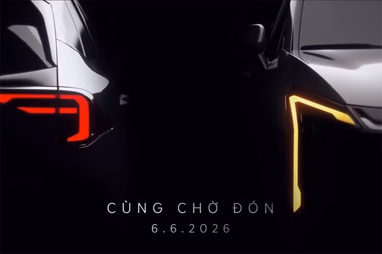 Mới đây, fanpage chính hãng của Kia Việt Nam đã đăng đoạn video hé lộ kế hoạch ra mắt của một mẫu xe vào ngày 6/6/2026 tới. Trong đoạn video này, Kia Việt Nam không công bố tên gọi của xe. Tuy nhiên, qua thiết kế của cụm đèn pha và đèn hậu, có thể thấy mẫu xe này chính là Kia Sportage phiên bản nâng cấp giữa vòng đời.