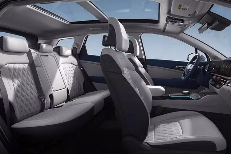 Hiện chưa có thông tin cụ thể về động cơ của Kia Sportage ở Việt Nam. Trong khi đó, tại thị trường nước ngoài, xe dùng động cơ xăng 4 xi-lanh, tăng áp, dung tích 1.6L, sản sinh công suất tối đa 180 mã lực và mô-men xoắn cực đại 265 Nm như cũ. Tuy nhiên, động cơ này giờ đây lại kết hợp với hộp số tự động 8 cấp mới thay cho loại tự động ly hợp kép 7 cấp cũ.