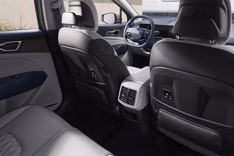 Vô lăng của xe được đổi sang loại 2 chấu vát đáy mới, tích hợp các phím chức năng. Ngoài ra, vô lăng còn có tính năng sưởi và cảm biến lực nắm nhằm cảnh báo khi người lái buông tay. Màn hình hiển thị thông tin kính lái HUD và khóa kỹ thuật số Kia Digital Key 2 cũng được trang bị cho Kia Sportage mới. Ghế của xe sẽ được bọc da thông thường ở bản thấp và bọc da pha da lộn ở bản X-Line.