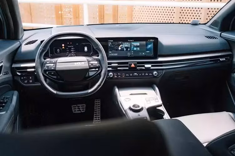 Bước vào bên trong mẫu SUV cỡ C này, người dùng sẽ được chào đón bằng không gian nội thất hiện đại hơn. Điểm nhấn của nội thất nằm ở màn hình cong đặt nổi trên mặt táp-lô, tích hợp bảng đồng hồ kỹ thuật số và màn hình cảm ứng trung tâm cùng có kích thước 12,3 inch. Tiếp đến là cửa gió điều hòa được thiết kế trải dài trên mặt táp-lô, tạo cảm giác rộng rãi cho nội thất.
