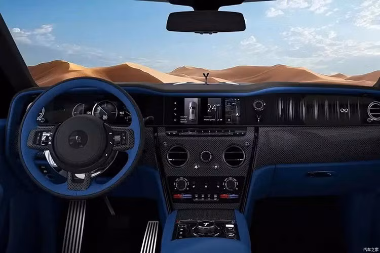 Khoang nội thất của chiếc Rolls-Royce Cullinan này tiếp tục được phát triển theo chủ đề Vân Lam, tạo sự tông xuyệt tông với ngoại thất. Theo đó, nội thất được phối 2 tông màu màu xanh lam và đen, đồng thời sử dụng các tấm ốp sợi carbon ở nhiều khu vực nhằm tăng chiều sâu thị giác cũng như cảm giác thể thao.