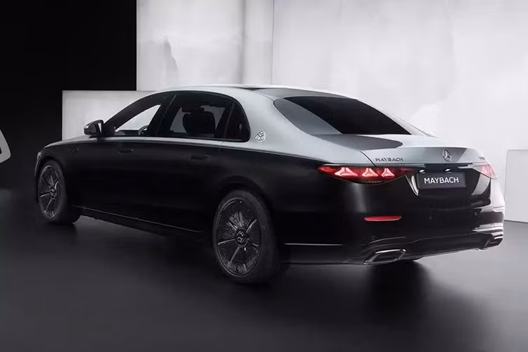 Hai con số tương ứng của mô-tơ điện là 163 mã lực và 480 Nm. Nhờ đó, xe có tổng công suất 585 mã lực và mô-men xoắn cực đại 750 Nm. Chưa hết, Mercedes-Maybach S-Class 2026 ở Thái Lan còn được trang bị hộp số tự động 9 cấp 9G-Tronic và hệ dẫn động 4 bánh toàn thời gian 4Matic. Xe có thể tăng tốc từ 0-100 km/h trong 4,8 giây trước khi đạt vận tốc tối đa 250 km/h.