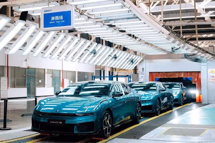 Thương hiệu Lynk &amp; Co của tập đoàn Geely đã chính thức được giới thiệu mẫu sedan thuần điện cỡ lớn mang tên 10 tại thị trường Trung Quốc. Xe có 3 phiên bản và giá niêm yết từ 183.900 - 205.900 Nhân dân tệ (khoảng 643 -720 triệu đồng). Trong khi đó, biến thể hiệu năng cao Lynk &amp; Co 10+ có 2 phiên bản và giá bán từ 233.900 - 249.900 Nhân dân tệ (818 - 874 triệu đồng).
