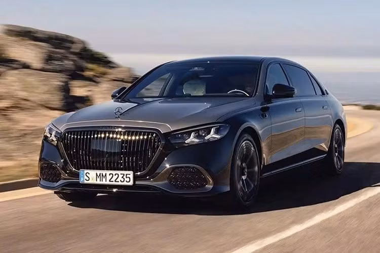 Thiết kế ngoại hình xe trên phiên bản Mercedes-Maybach S 580 4Matic với hàng loạt cải tiến đáng chú ý như cụm đèn pha Digital Light thiết kế mới với họa tiết ngôi sao 3 cánh và các chi tiết màu vàng hồng Rosé Gold. Tương tự đèn pha, đèn hậu của xe cũng đi kèm đồ họa ngôi sao 3 cánh.