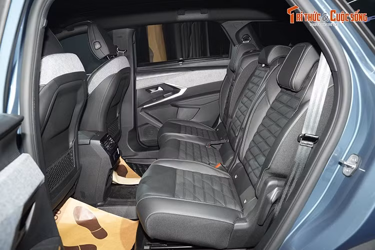 Xe được trang bị hệ thống treo Bilstein Black Hawk e2, cửa sổ trời toàn cảnh kép, ghế massage cùng hệ thống camera 360 độ. Ngoài ra, Ram 1500 2026 còn được trang bị nhiều hệ thống hỗ trợ lái như kiểm soát hành trình thích ứng Stop &amp; Go, hỗ trợ giữ làn đường, phanh khẩn cấp tự động, cảnh báo người lái mất tập trung và nhận diện biển báo giao thông.