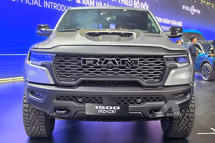 Hai phiên bản của Ram 1500 sử dụng máy 3.0L, 6 xi-lanh, tăng áp kép, đi kèm hộp số tự động 8 cấp và hệ dẫn động 4 bánh toàn thời gian, nhưng khác biệt về thông số sức mạnh. Cỗ máy trên biến thể Rebel sản sinh 420 mã lực và 636Nm, còn phiên bản RHO (lần đầu xuất hiện) có thông số 540 mã lực và 706Nm.