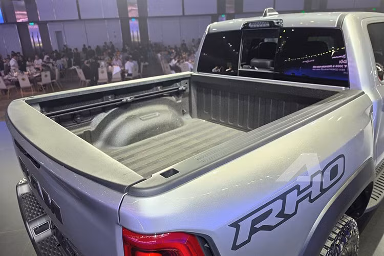 Khoang chứa đồ Ram Box được bố trí 2 bên thùng Ram 1500 Rebel là độc quyền trong phân khúc bán tải cỡ lớn, có trang bị sẵn đèn chiếu sáng và ổ cắm điện xoay chiều 115 V. Đuôi xe đơn giản với cụm đèn hậu LED họa tiết chữ C, bộ tem Rebel thiết kế riêng và logo Ram dạng chữ cỡ lớn.