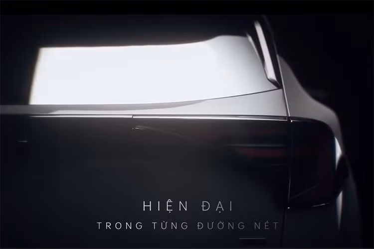Theo quan sát, ngoại hình của Kia Sportage 2026 mới tạo sự tương đồng với các sản phẩm cùng thương hiệu như Seltos, Sorento và Carnival. Có thể thấy rõ điều này qua cụm đèn pha nằm dọc cỡ lớn cùng dải đèn LED định vị ban ngày và đèn hậu lấy cảm hứng từ bản đồ sao của xe.