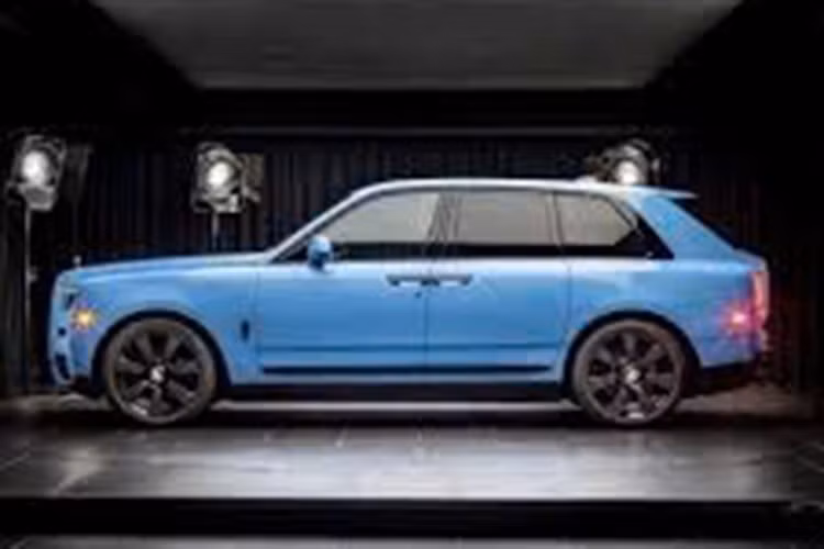 Hiện giá bán của chiếc Rolls-Royce Cullinan màu xanh Vân Lam tại thị trường Trung Quốc vẫn chưa được công bố. Trong khi đó, Rolls-Royce Cullinan tiêu chuẩn có giá từ 6,91-7,45 triệu Nhân dân tệ (khoảng 24,1-26 tỷ đồng).